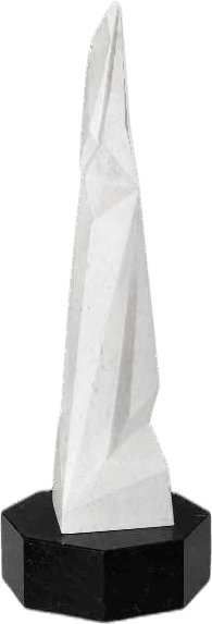 Obelisco scultoreo sfaccettato — Marmo bianco con base in marmo nero